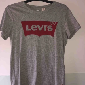  - Säljer min Levis tröja på grund av att jag aldrig använt den. Storlek: s Pris: 70kr + frakt