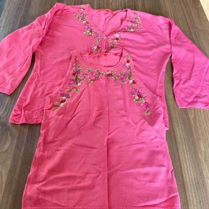  - EN VEST OCH EN KOFTA FRÅN ALAIN MANOUKIAN! Säljer de tillsammans😊 I väldigt gott skick, knappt använd! Passar väldigt bra inför sommaren 🌹 Går att mötas upp i Stockholm eller frakta (köparen betalar frakten). Betalning via Swish ✅