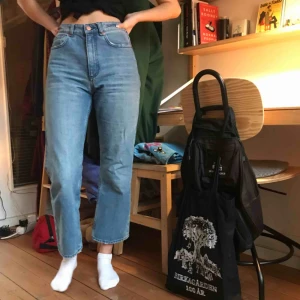  - Ett par både snygga och sköna mom jeans som är något mer utsvängda nertill! Perfekta till våren💘