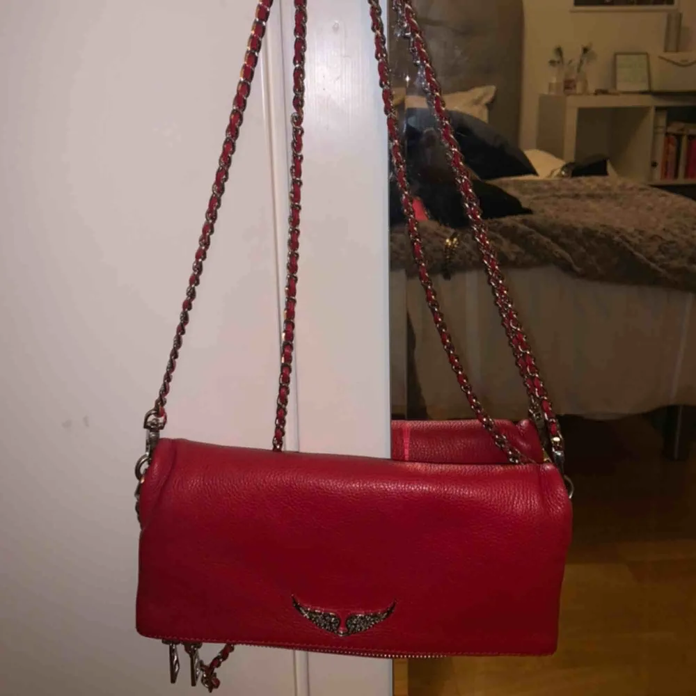 Säljer min sprillans nya Zadig Voltaire väska i en ascool röd färg❣️❣️ äskar den men måste rensa😌 kontakta mig för fler bilder. Buda✌🏼. Väskor.