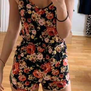  - FRAKT INGÅR! Denna playsuiten har verkligen varit en favorit och är fortfarande, men den har blivit lite för liten bara! Köpte den i USA.