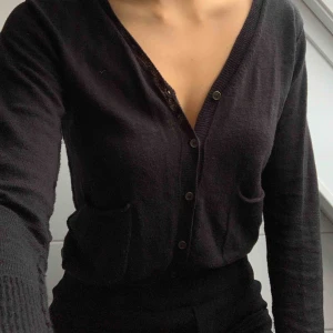  - Kofta som går att ha både utanpå andra plagg, eller bara som den är! Tunt skönt material, men det syns inte igenom. Den har fickor också💥🥳