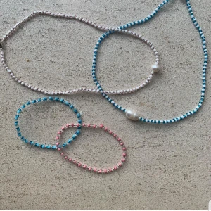 Handgjorda smycken  - Armband: 30kr halsband: 60kr Kontakta mig för egen beställning🌼