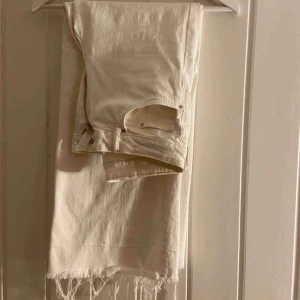  - Snygga högmidjade vita croppade vida vita jeans med slitningar från HM