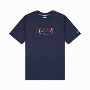 Tj Tommy Hilfiger 85 t-shirt  Färg: Mörkblå  Storlek: Oversized M  Skick: Som ny!
