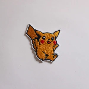 Pikachutygmärke - Sött pikachu tygmärke! 15kr +11kr frakt. Se gärna mina övriga annonser med klistermärke och tygmärken, samfraktar såklart! 