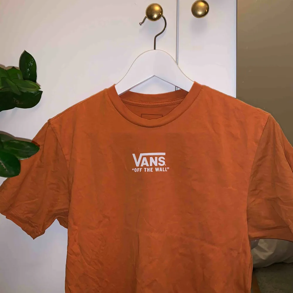 Orange t-shirt från Vans! Mycket bra skick:) Frakt tillkommer!💛🧡💛. T-shirts.