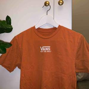 Orange t-shirt från Vans! Mycket bra skick:) Frakt tillkommer!💛🧡💛
