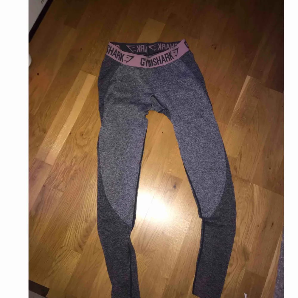 Säljer mina gymshark träningsbyxor som är i storlek S, dem är gråa med rosa kant, är inte alls genomskinliga och dessutom är dem super snygga på!  Det finns små slitningar vid innerlåren men annars är dem i väldigt bra skick! Skriv om du är intresserad!💞. Jeans & Byxor.