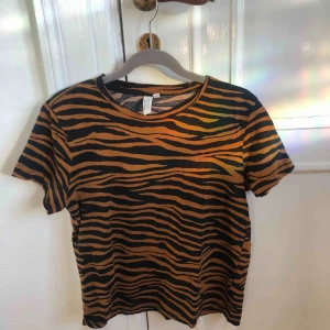  - T shirt frpn &Other stories 