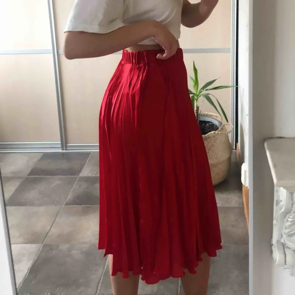Frakt ingår i priset! En jättefin röd plisserad kjol från Gina Tricot. Finns inte kvar i sortimentet! Använd ett fåtal gånger, alltså så gott som nyskick. Eftersom det är resår i midjan skulle jag säga att den även passar för small✨. Kjolar.