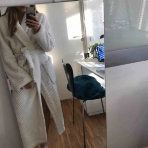  - Superfin vit gosig morgonrock från Hampton Republic!! Passar många storlekar då den knyts, men kanske liiite stor för mig som vanligtvis har xs... Säljer pga vill ha luva på min morgonrock🥰