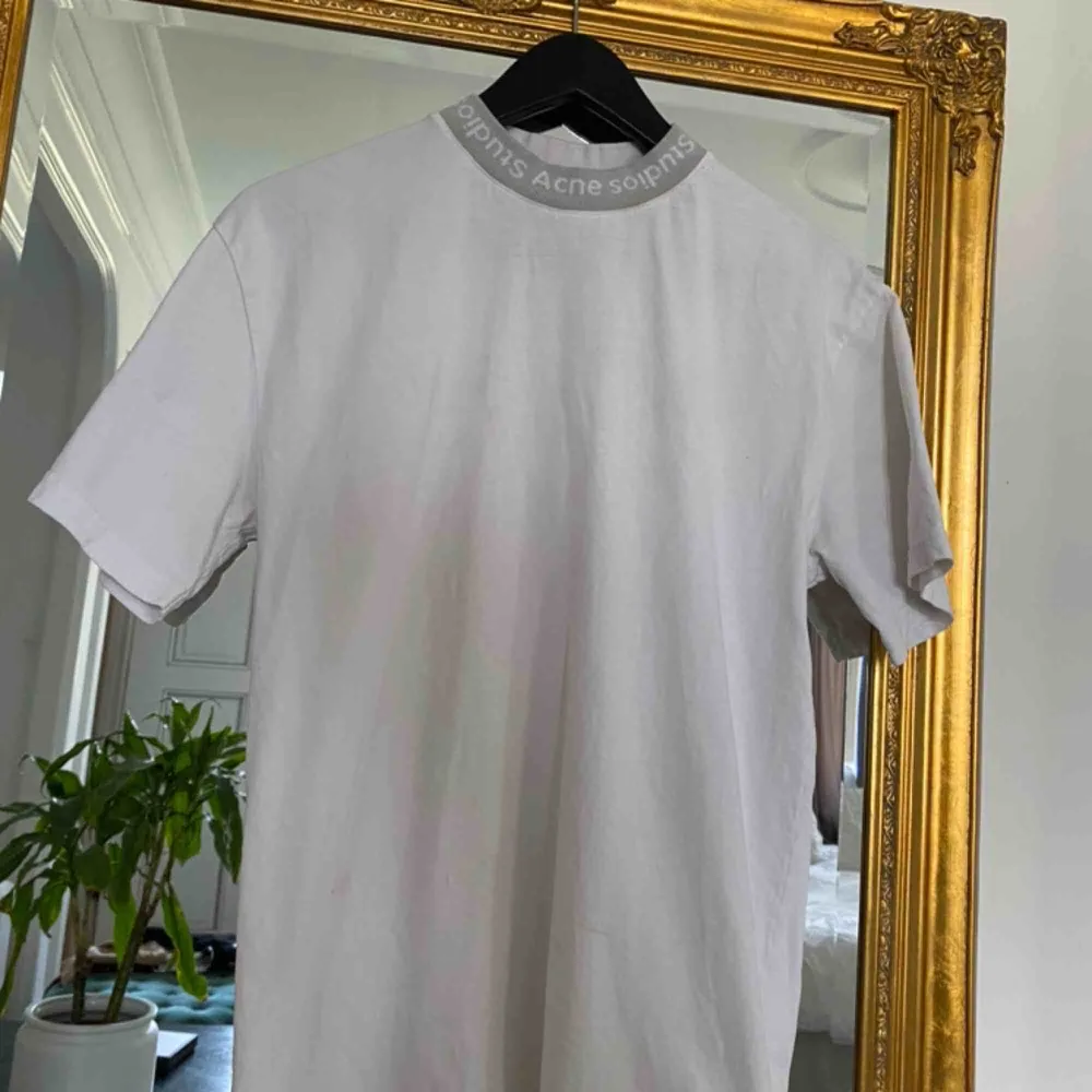 Vit T-shirt från acne studios, lite foundationfläckar på insidan av kragen (se sista bilden) Skriv gärna för fler bilder eller frågor. Frakt tillkommer om inte annat har bestämts. . T-shirts.