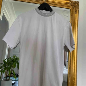  - Vit T-shirt från acne studios, lite foundationfläckar på insidan av kragen (se sista bilden) Skriv gärna för fler bilder eller frågor. Frakt tillkommer om inte annat har bestämts. 