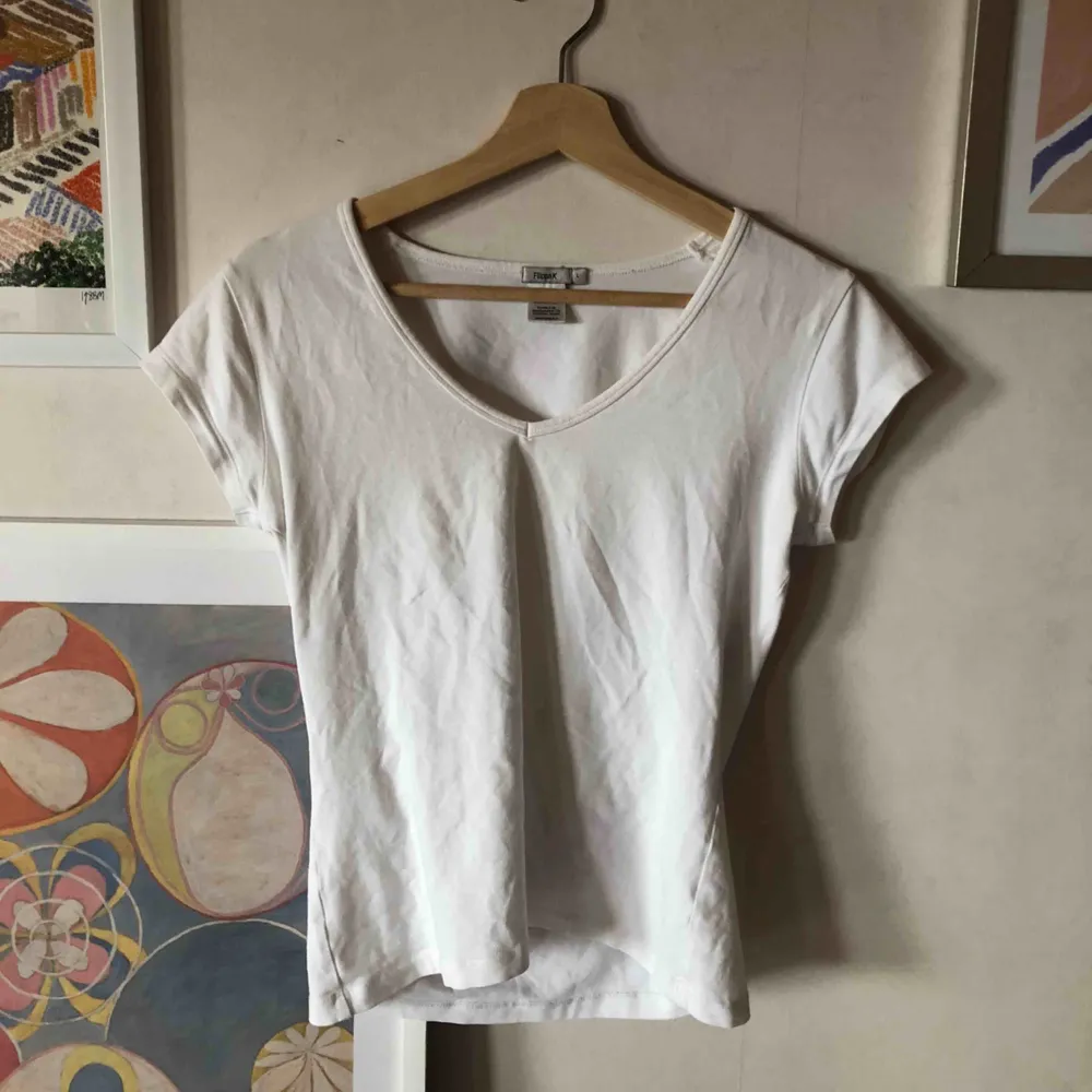 Vit t-shirt från Filippa K🥰 liten i storleken, men annars perfekt! Köparen står för frakten. T-shirts.
