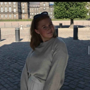  - Ljus stickad, skön.