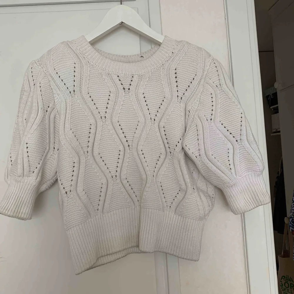 världens finaste stickade tröja från Ivyrevel!! säljer då den tyvärr är för liten för mig:( den är använd under ca ett års tid så lite missfärgad.  kan gå ner i pris! . Stickat.