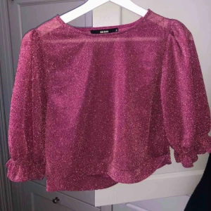  - Glitter topp från bikbok  Går ej ner i pris då det mesta är nytt!  Passar S med 