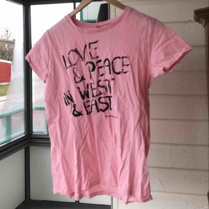  - T-shirt som passar storlek S. Säljes för 50kr. Kan mötas upp i Örebro.