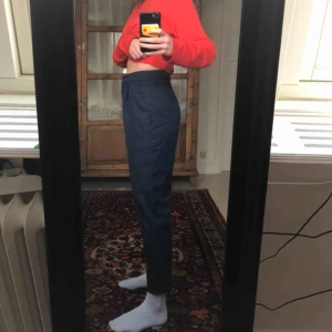  - säljer ett par blå, lätt mönstrade kostymbyxor i från Asos. Byxorna är använda ett få tal gånger men har tyvärr blivit för korta för mig. Jag som är på bilden är 174 lång. Frakt tillkommer!