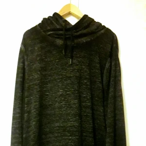 Street-Hoodie från H&M - En riktigt skön o pösig Hoodie från H&M som nästan aldrig blivit använd.. ser väldigt Street ut och luvvan på den är riktigt cleant gjord. XL i storlek. Så gott som ny använd 2-3ggr max.