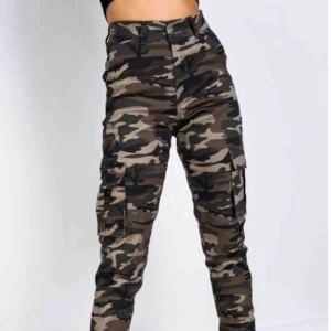  - Cargopants från madlady. Knappt använda och köpta för 499kr(!!) Skriv för mer bilder🥰