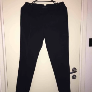  - Mörkblåa kostymbyxor i mjukt och stretchigt material från Mango.