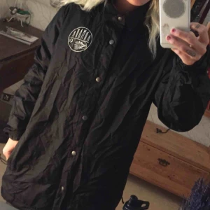  - Assnygg knappt använd vindjacka, funkar utmärkt i skidbacken/snowboardparken vid inte allt för kalla temperaturer. Sitter baggy o gött på mig som är 156 cm, men passar egentligen säkert bättre på någon som är längre :) 