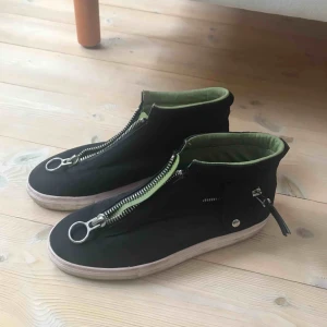  - Sneakers från Zara i storlek 39. Frakt tillkommer🌻