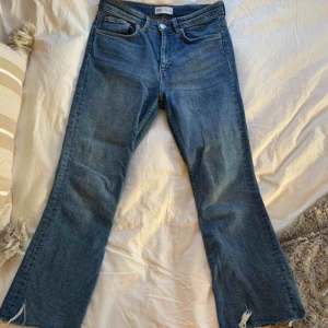  - Zara jeans. Nyskick. Lite utslängda ben. Strl 38. Hämtas upp Hornstull. Postas 53kr