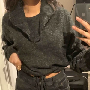  - Mörk stickad tröja med band vid magen 🥰