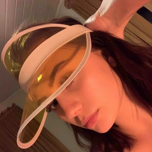  - Gul pokerkeps! Använd en gång, 80kr frakten ingår i priset <3