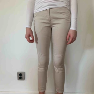  - Beiga kostymbyxor i stl 34 från HM. Köparen står för frakten men kan mötas upp i Helsingborg.