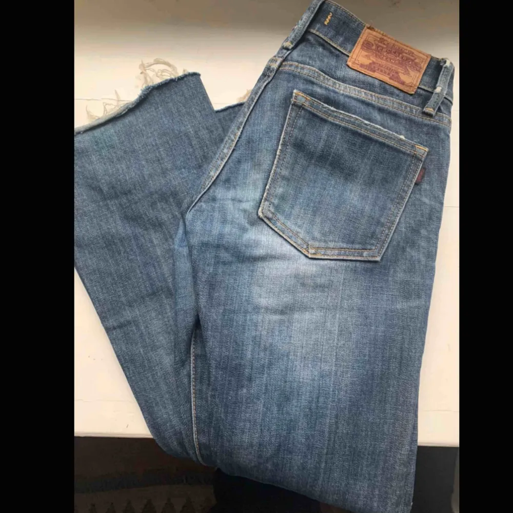 Säljer mina as snygga crocker jeans!! Dom är bootcut och har hål på knäna🥰 Säljer pågrund av att dom är lite för små för mig i midjan.. Jeans & Byxor.