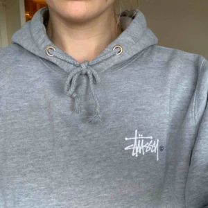  - Jätteskön hoodie från Stussy. Trycket på baksidan är lite litet men annars är den i fint skick! 🙌