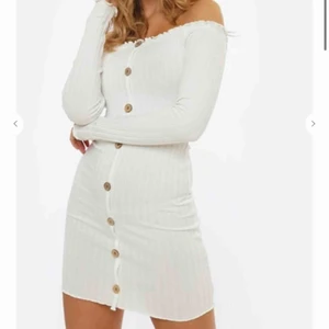  - Klänning från CHIQUELLE   storlek: S Endast använd vid plåtning, nyskick. Den finns inte att köpa på chiquelle längre. Nypris: 399 kr Mitt pris: BUD från 100 kr Kontakta mig och lägg ett bud eller om ni har några frågor. 