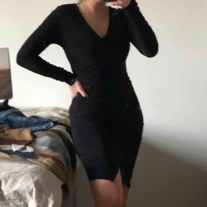  - Jättetjusig fest-klänning, stretchigt material så passar större storlekar, går att ”reglera” urringningen då de är slits. Slits längst ner på klänningen också💖😍