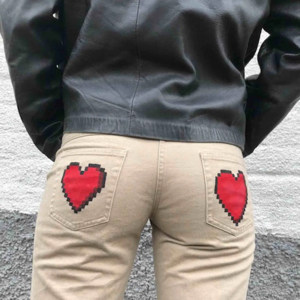 Supersnygga och bekväma utsvängda byxor med handmålade hjärtan! De har dragkedjor vid vristen så att de kan bli mer utsvängda❤️. Jeans & Byxor.