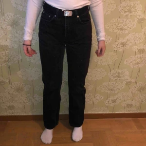  - snygga weekday jeans. Gråa voyage 