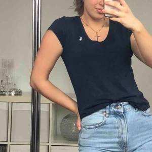  - Marinblå Ralph lauren tröja. Använd fåtal gånger, nyskick.