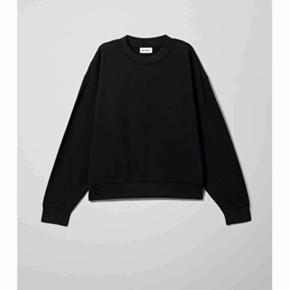 Säljer en svart weekday sweatshirt i strl S som passar ALLT! Pris:130kr+frakt . Hoodies.