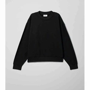  - Säljer en svart weekday sweatshirt i strl S som passar ALLT! Pris:130kr+frakt 