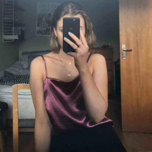 linne - superfint lila linne i glansigt material💜💜💜 möts upp i sthlm eller uppsala eller fraktar mot fraktkostnad