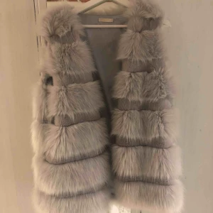  - Kanonfin grå pälsväst! Storlek M/L använd få gånger Nypris: 800kr Köparen står för frakt!