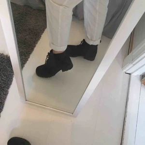  - Suuperfina svarta skor med snörning i skinimmitation. Endast använda 2 gånger, säljer eftersom de har blivit försmå. De har en dragkedja på insidan och är i superbra skick