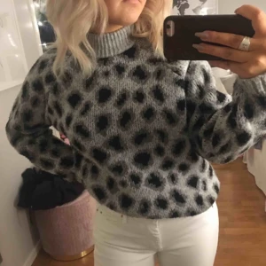  - Säljer min jättesnygga gråa leopard tröja ifrån häggströms.
