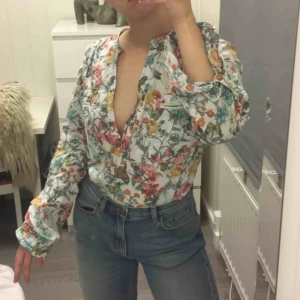  - Storlek L/XL och i fint skick! Frakten är inräknad och postas som spårbar. 