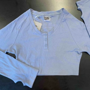  - GYMSHARK LEGACY CROP TOP -Slate Blue- strlM. HELT NY - lapparna kvar 