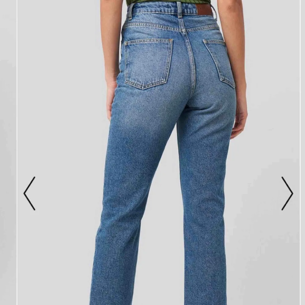 säljer dessa oanvända jeansen från NA-KD i en rak, skitsnygg modell. säljer för att jag råkade beställa 2 likadana.  skriv om du har frågor eller vill ha fler bilder!🤍🥰. Jeans & Byxor.