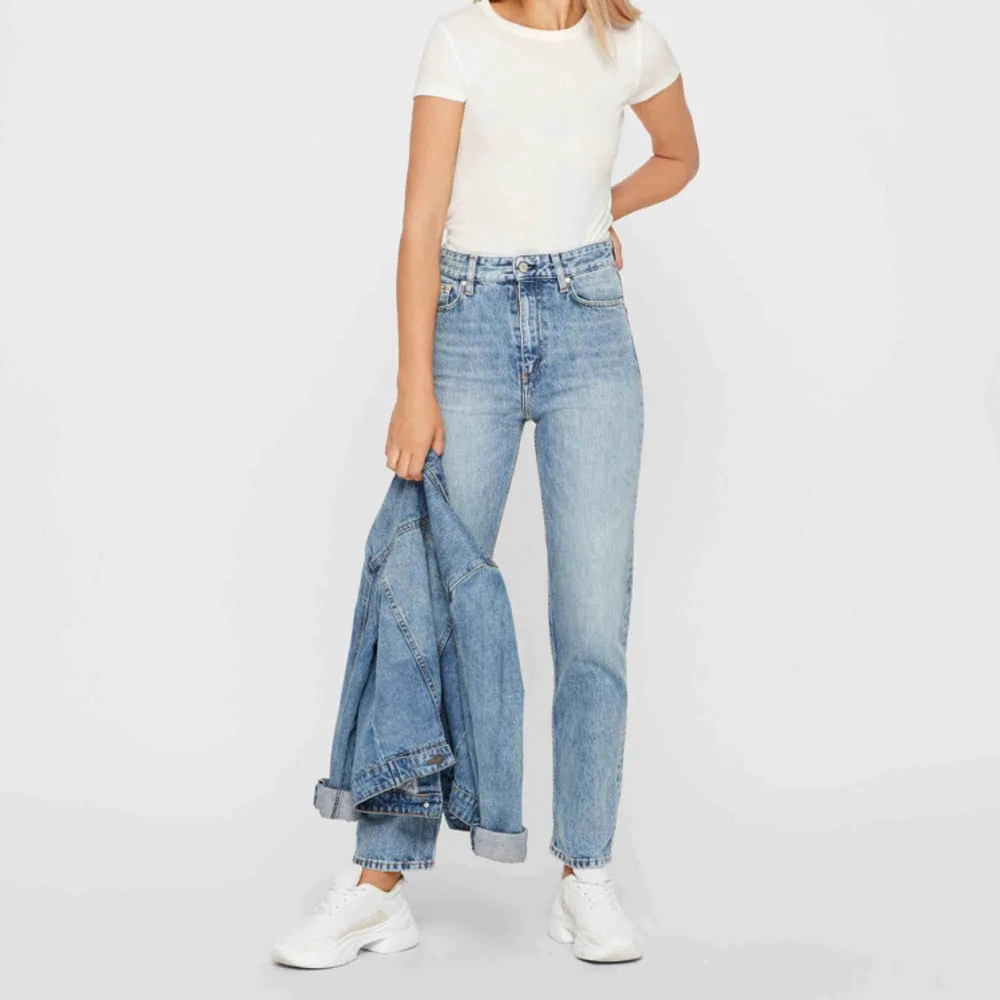 Whyred jeans i modell ”Billie” i superfin tvätt. Höga i midjan och regular fit. Använd någon enstaka gång och i mycket fint skick, tyvärr liite för stora för mig som brukar ha 26! nypris 1299🌹frakt 63kr. Jeans & Byxor.